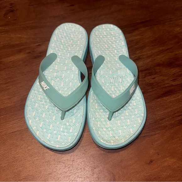 nike flip flops - Picture 1 of 3